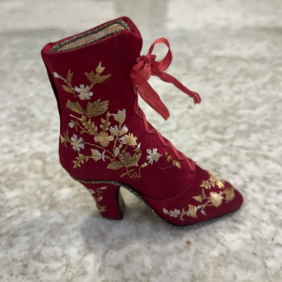 Putting on the Ritz by Popular Imports (2000) - red velvet resin shoe. #FS143 - Picture 3 of 6